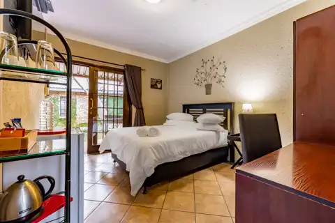 Paradise Creek Lodge - Double / Single Rooms